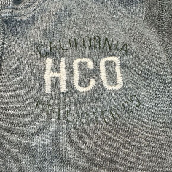 Men’s XL Hollister Sweatshirt - Small hole - Picture 4 of 9